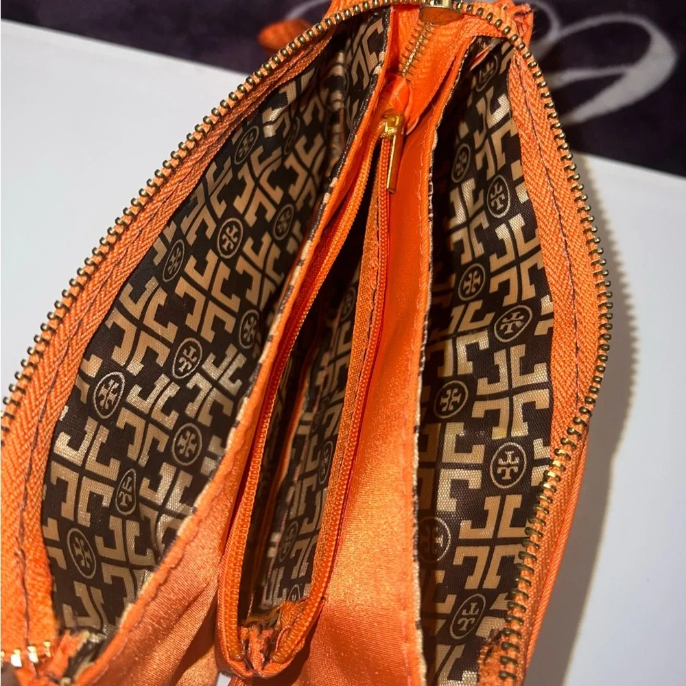 Tory Burch Orange Wallet with Gold Logo - Picture 2 of 2